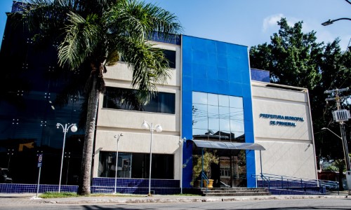 Prefeitura de Pinheiral regulamenta uso de celulares nas escolas municipais